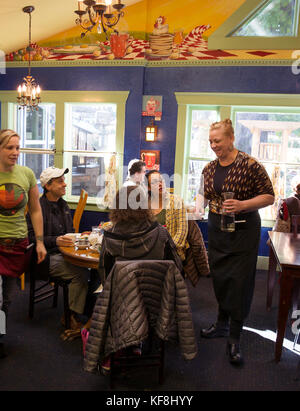 Usa (Oregon), Ashland, intérieur de la gloire du matin restaurant coloré sur siskiyoui blvd pendant le petit déjeuner Banque D'Images