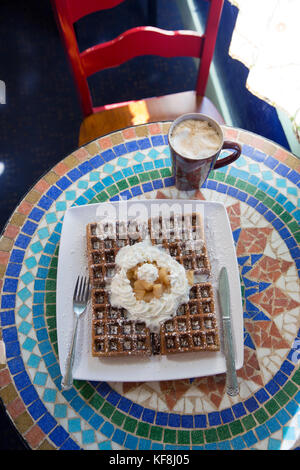 Usa (Oregon), Ashland, table intérieur détail à la gloire du matin coloré restaurant sur siskiyoui blvd au petit-déjeuner, le pain d'épices gaufre avec whipp Banque D'Images