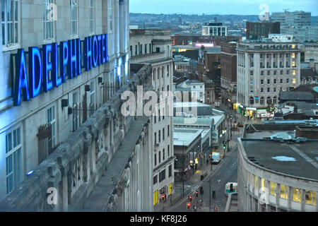 Tôt le matin à l'aube vue aérienne au-dessus de la ville urbaine de Liverpool centre rues néon bleu panneau pour Britannia Adelphi Hotel business Merseyside Angleterre Royaume-Uni Banque D'Images