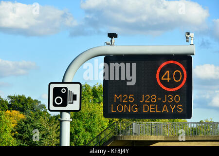 Panneau unique M25, panneau au-dessus de la voie 1 uniquement, limite de vitesse variable et message de délais longs avec caméras de vidéosurveillance et panneau de caméra standard UK Banque D'Images