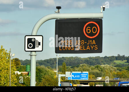 Panneau unique M25, panneau au-dessus de la voie 1 uniquement, limite de vitesse variable et messages de délais longs avec caméras de vidéosurveillance et panneaux de caméra standard Essex UK Banque D'Images