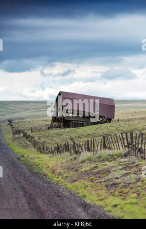 Usa (Oregon), Joseph, une ancienne grange le long de la route qui mène à la prairie à zumwalt, dans le nord-est de l'Oregon, en regardant vers l'aigle cap wilderne Banque D'Images