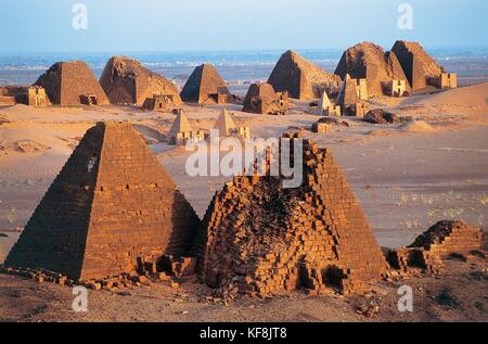 Civilisations disparues * Pyramides-et-les-temples-funeraires-du-royaume-de-koush-800-bc-350-ad-necropole-de-l-ile-de-meroe-liste-du-patrimoine-mondial-de-l-unesco-2011-la-civilisation-meroitique-soudan-kf8jt8