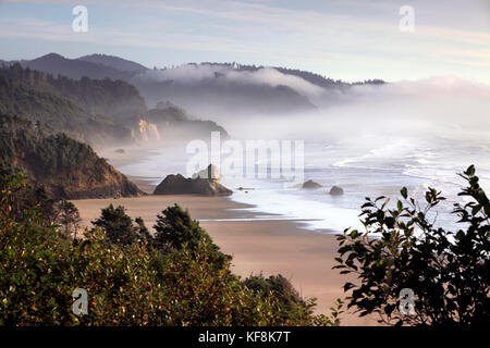 USA, Oregon, Cannon Beach, une vue sur la côte au sud de Cannon Beach Banque D'Images