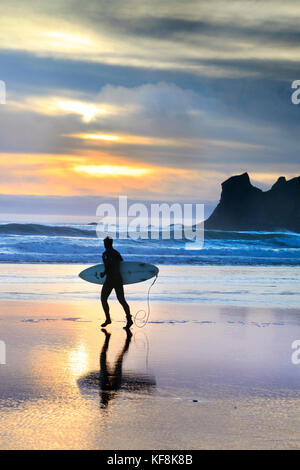 Usa, Ohio, Oswald west State Park, les surfeurs à pied le long de la plage et dans l'eau à oswald State Park, juste au sud de Cannon Beach Banque D'Images