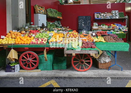 Londres, Royaume-Uni - 20 novembre : Borough Market à Londres le 20 novembre 2013. Une variété de fruits et légumes pour la vente au panier au quartier ma Banque D'Images