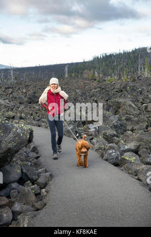 Usa, Oregon, Oregon Cascades, une femme et son chien à pied autour de l'observatoire de l'wright dee au milieu d'une ancienne coulée en haut de la Mckenzie Banque D'Images