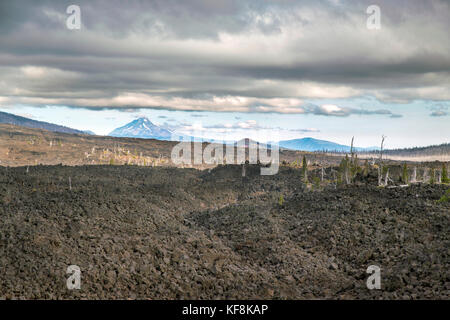 Usa, Oregon, Oregon Cascades, vue sur le mont jefferson à partir du haut de l'observatoire de l'wright dee au milieu d'une ancienne coulée en haut de la m Banque D'Images