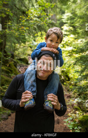 Usa, Oregon, Oregon Cascades, un homme et son fils randonnée pédestre à chutes proxy situé au large de la Mckenzie pass sur l'autoroute 242, la wilamette national forest Banque D'Images