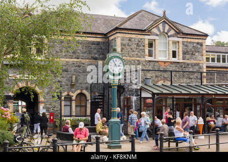 L'horloge communale en dehors de Betws-Y-coed gare construite en 1868 la maison maintenant les bâtiments de divers magasins et cafés Banque D'Images