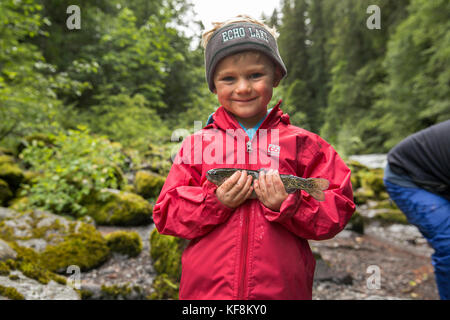 Usa, Ohio, santiam river, brown cannon, un jeune garçon exhibant le poisson qu'il a capturé dans la rivière santiam Banque D'Images