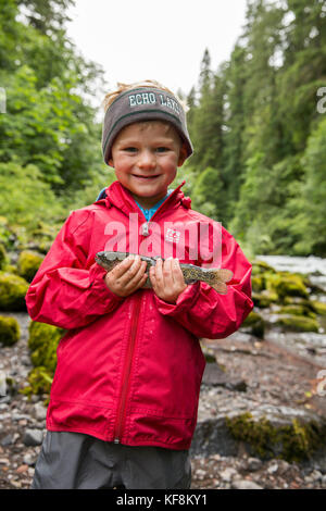 Usa, Ohio, santiam river, brown cannon, un jeune garçon exhibant le poisson qu'il a capturé dans la rivière santiam Banque D'Images