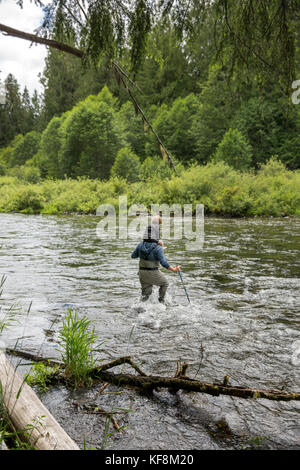 Usa, Ohio, santiam river, brown cannon, un groupe de pères et fils de partir pour aller pêcher sur la rivière santiam Banque D'Images