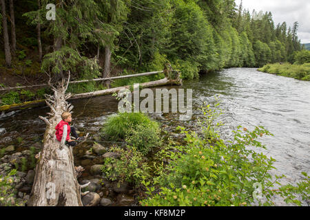 Usa, Ohio, santiam river, brown cannon, un jeune garçon en attente d'aller pêcher sur la rivière santiam Banque D'Images