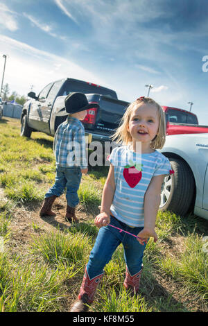 Usa, Ohio, soeurs, soeurs rodeo, les enfants à se préparer à entrer les soeurs rodeo Banque D'Images