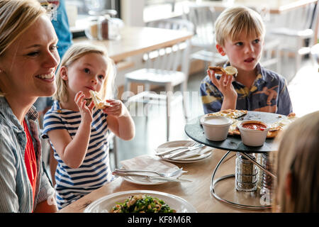 USA (Oregon, Bend, Pacific Pizza et Brew, family eating pizza Banque D'Images