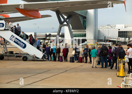 Un Airbus A320-214 Easyjet / vol embarquement des passagers à l'aéroport Gatwick de Londres, Royaume-Uni. (91) Banque D'Images