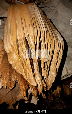 PHILIPPINES, Palawan, Sabang, une énorme stalagtite est suspendue au plafond de la rivière souterraine Banque D'Images