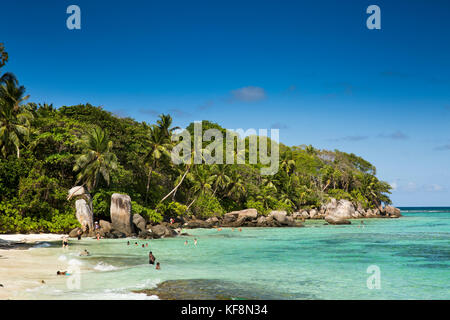 Les Seychelles, Mahe, Anse Royale, Ile de la rivière Souris, la plage, les baigneurs et les plongeurs en mer turquoise Banque D'Images