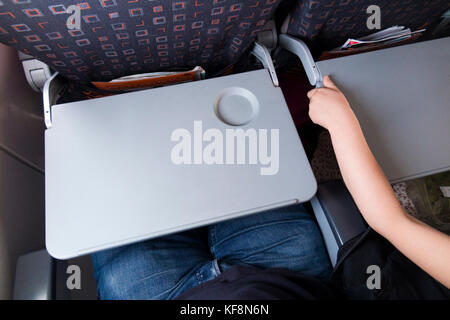 Avion / airplane bac siège passager table dans la position d'abaissement complet et prêt à l'emploi, avec les genoux des passagers ci-dessous, sur l'Airbus A320-214 exploité par Easyjet. (91) Banque D'Images