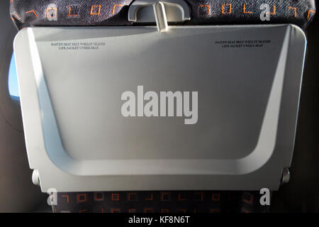 Table-plateau de siège passager dans la position verticale sur un Airbus A320-214 exploité par Easyjet. (91) Banque D'Images