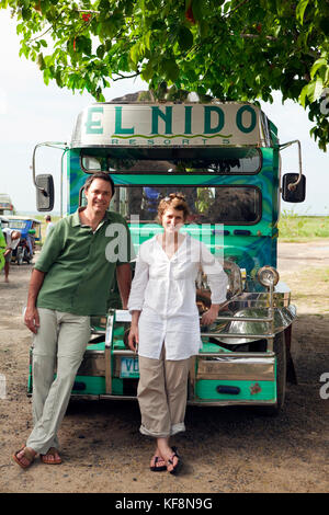 Philippines, Palawan, El Nido, portrait de photographe brown w. cannon iii et journaliste katja klinger dans la ville d'El Nido, en affectation pour geo Banque D'Images