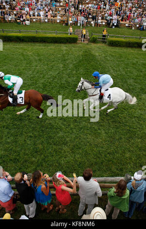 Usa, New York, Nashville, steeplechase iroquois, les jockeys et leurs chevaux passent sous le fil lors de la deuxième course de la journée Banque D'Images