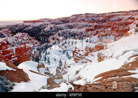 Usa, Utah, Bryce canyon city, parc national de Bryce Canyon, de superbes vues de l'amphithéâtre de Bryce et les cheminées de l'aube point Banque D'Images