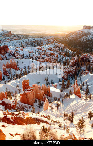 Usa, Utah, Bryce canyon city, parc national de Bryce Canyon, de superbes vues de l'amphithéâtre de Bryce et les cheminées de l'aube point Banque D'Images