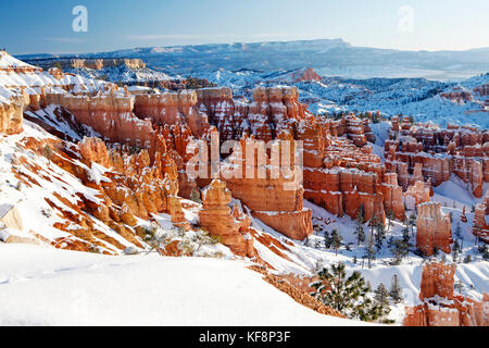 Usa, Utah, Bryce canyon city, parc national de Bryce Canyon, de superbes vues de l'amphithéâtre de Bryce et les cheminées de l'aube point Banque D'Images