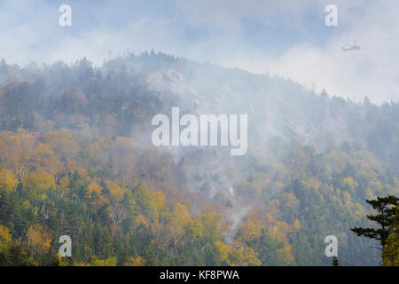 La chute de l'hélicoptère Black Hawk de l'eau sur un incendie de forêt sur la falaise d'dilly kinsman Notch, New Hampshire en octobre 2017. Ces falaises sont situés derrière Banque D'Images