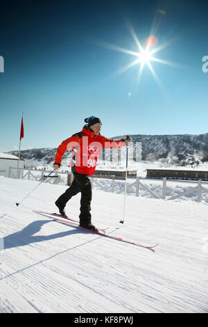 Usa, Utah, Midway, Soldier Hollow, henry druce apprend à le biathlon, la pratique de sa forme de ski Banque D'Images