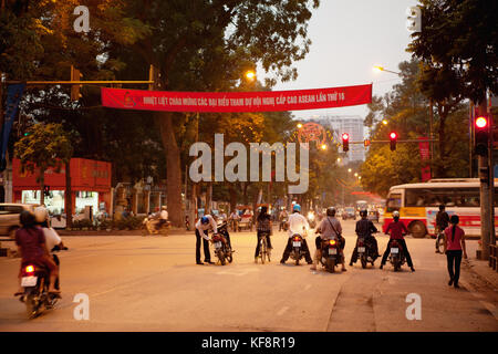 Vietnam, Hanoi, une scène de rue la nuit dans le centre de la ville Banque D'Images