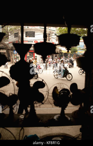 Vietnam, Hanoi, une vue de ville animée le trafic via la vitrine d'un magasin dans le vieux quartier Banque D'Images