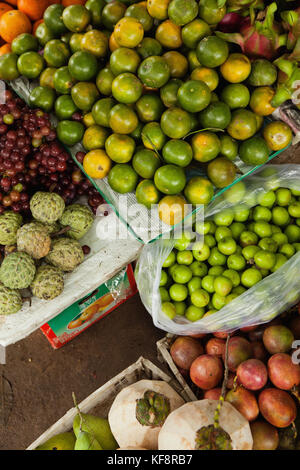 Vietnam, Hue, un assortiment de fruits et légumes au marché de la route rurale Banque D'Images