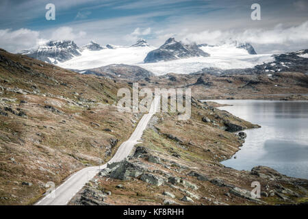 Effet retro vintage style hipster image filtrée de voyage de route de montagne menant à des glaciers et des lacs spectaculaires. Banque D'Images