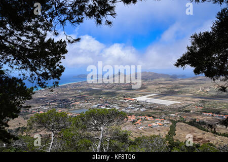 L'avis de Vila Baleira de Pico do Castelo car les nuages sont venus en Banque D'Images