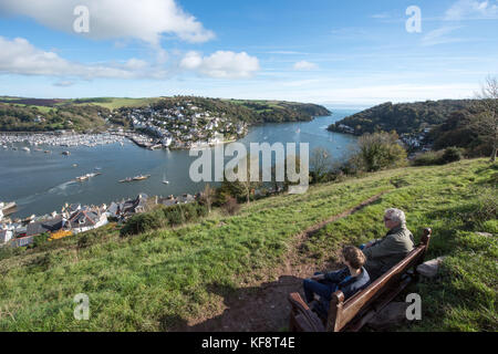 Vue sur la rivière Dart, vue sur la mer et Kingjure de Bateman's Hill avec deux personnes assises sur un banc offrant une vue spectaculaire Banque D'Images