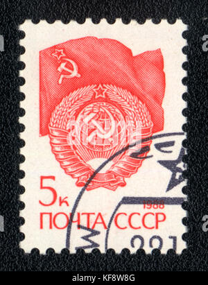 Un timbre-poste imprimé en URSS est rouge emblème d'état et drapeau rouge de l'Union soviétique, circa 1988 Banque D'Images