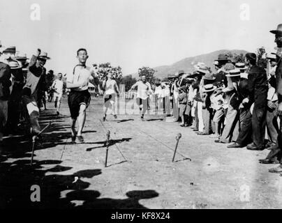 Cette photographie historique d'environ 1907 montre des sprinters approchant de la ligne d'arrivée lors d'une course à Cooktown, Queensland, Australie. L'image capture une compétition sportive au début du XXe siècle. Banque D'Images