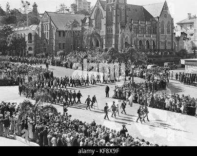 Cette photographie capture une procession de l'ANZAC Day passant par Albert Square à Brisbane vers 1937, commémorant l'histoire militaire de l'Australie et rendant hommage aux anciens combattants. Banque D'Images