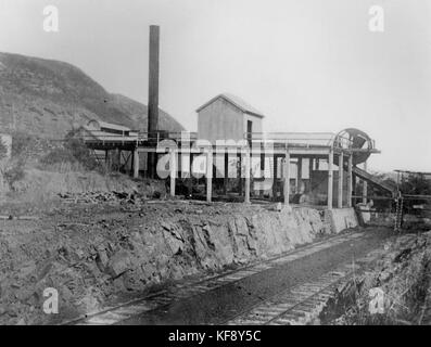 Cette image représente un basculeur de charbon à la mine de charbon Mount Mulligan vers 1917. Le basculeur faisait partie de l'infrastructure minière utilisée pour décharger le charbon des trains ou des chariots. Mount Mulligan était une importante zone minière du Queensland, en Australie. Banque D'Images