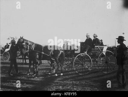 Cette photographie d'environ 1907 montre des concurrents au Longreach Show dans le Queensland, en Australie. L'image capture l'excitation des courses de buggy pair, un événement populaire à la foire agricole. Banque D'Images