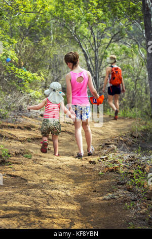 Îles Galapagos, Equateur, tangus Cove, pour les enfants à la découverte du côté nord-ouest de l'île Isabela Banque D'Images