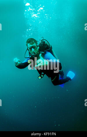 Îles Galapagos, en Équateur, les individus de la plongée dans les eaux près de Gordon rocks Banque D'Images