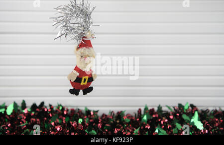 Photographie Photo de Noël arbre de Noël decoration de raccrocher de père Noël fait main en feutre mou avec guirlandes et de couleur de fond en bois blanc Banque D'Images