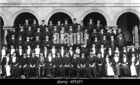 1127983 grand groupe de diplômés universitaires en photo à l'extérieur de l'Université de Queensland, ca. 1915 Banque D'Images