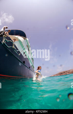 Îles Galapagos, en Équateur, les personnes sauter du m/c ocean spray dans les eaux près de South Plaza île au large de la côte de santa cruz se Banque D'Images