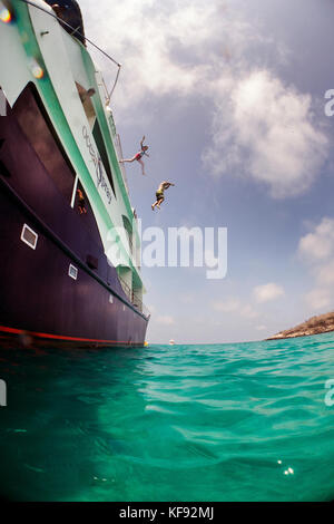 Îles Galapagos, en Équateur, les personnes sauter du m/c ocean spray dans les eaux près de South Plaza île au large de la côte de santa cruz se Banque D'Images