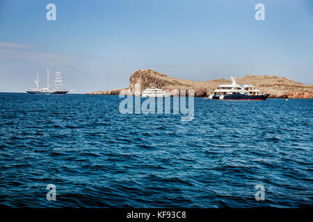 Îles Galapagos, Equateur, bateaux amarrés dans la baie près de l'île espanola jardinier Banque D'Images